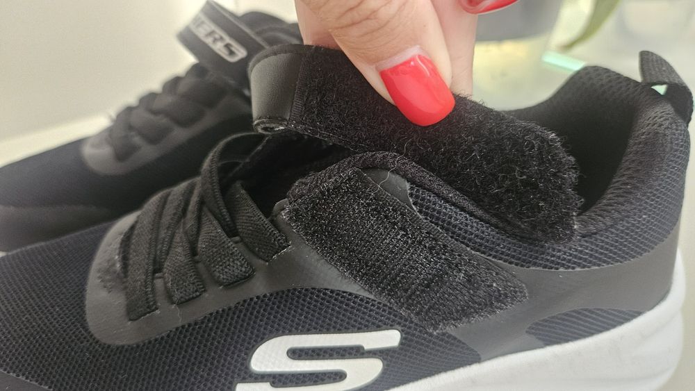 продам дитячі кросівки sketchers