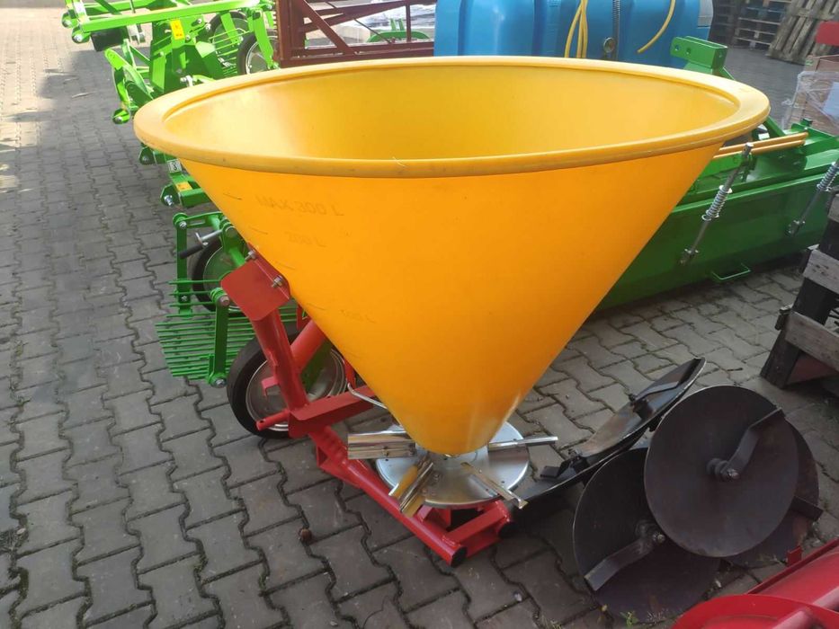 Польовий гідравлічний розкидач мінеральних добрив Strumyk лійка пласти