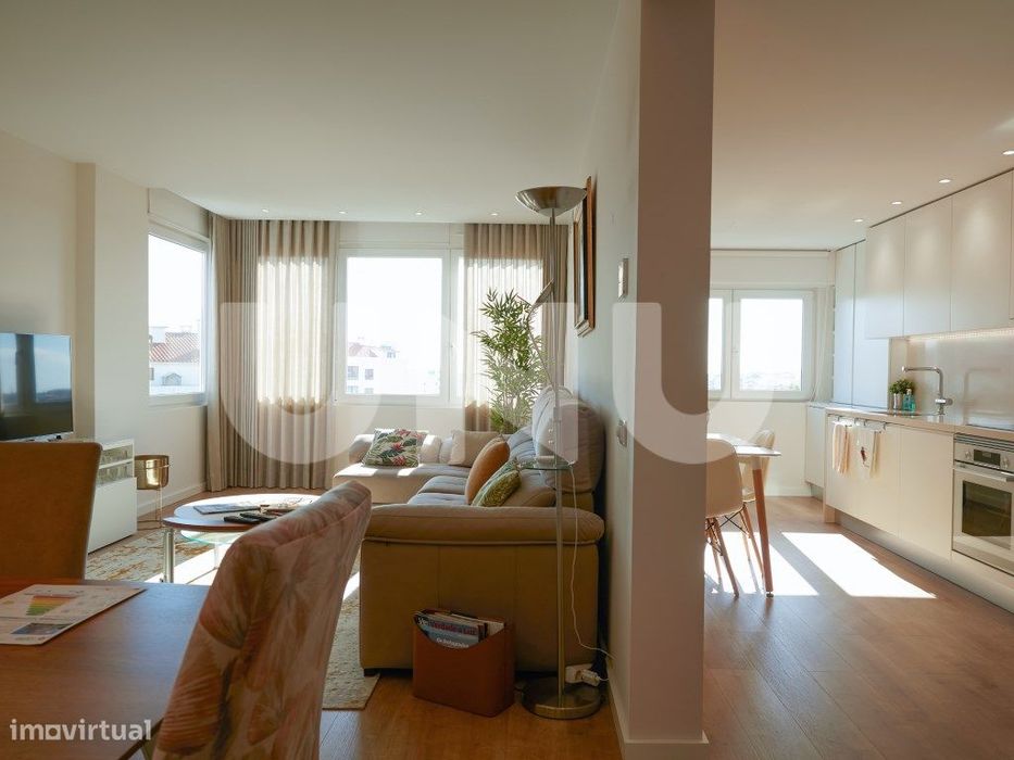 Apartamento T2, remodelado, em condomínio com piscina.