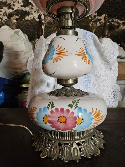 Candeeiro de mesa pintado à mão antiigo