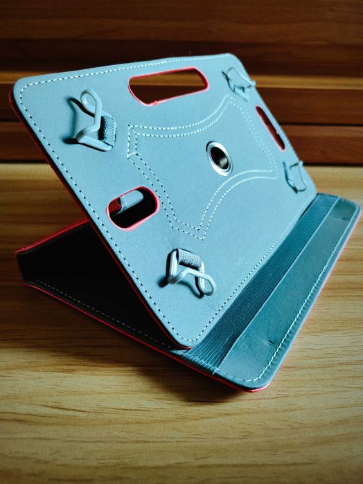 Універсальний чохол для планшету до 9 дюймів.