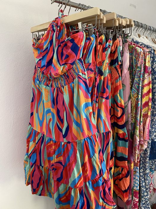 Lote de 350 peças roupa e malas para senhora