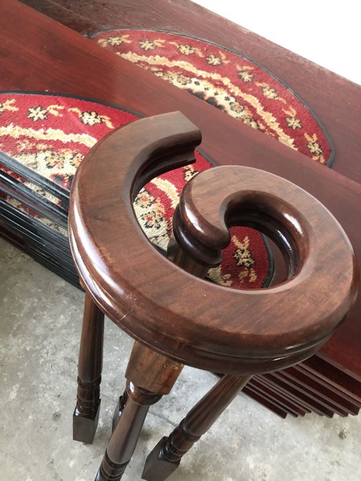 Сходи з червоного дерева