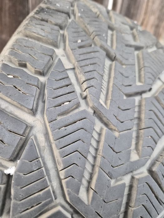 Opony zimowe 215/60/17