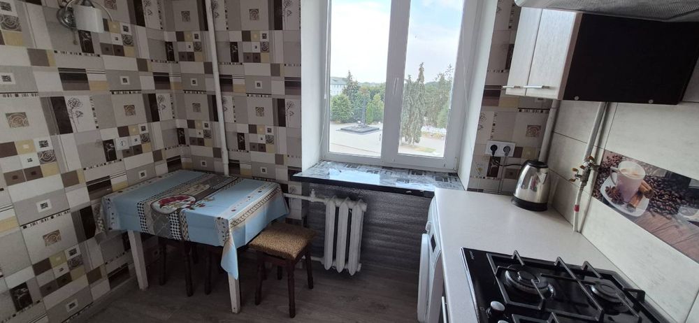 Однокімнатна квартира подобово у центрі міста біля площі