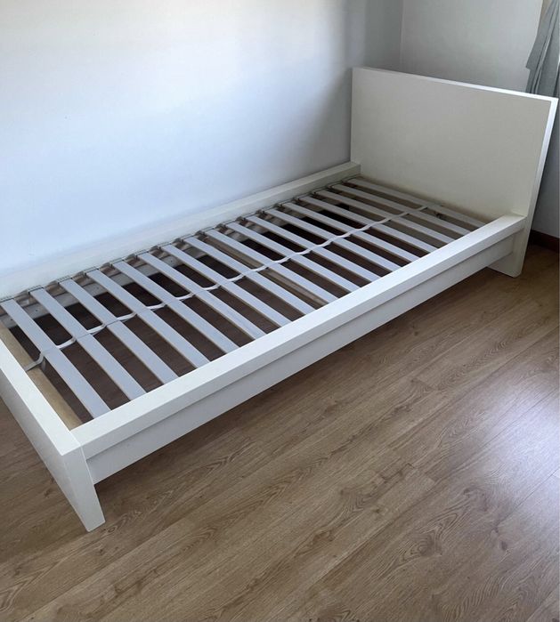 Estrutura de cama  malm solteiro + estrado