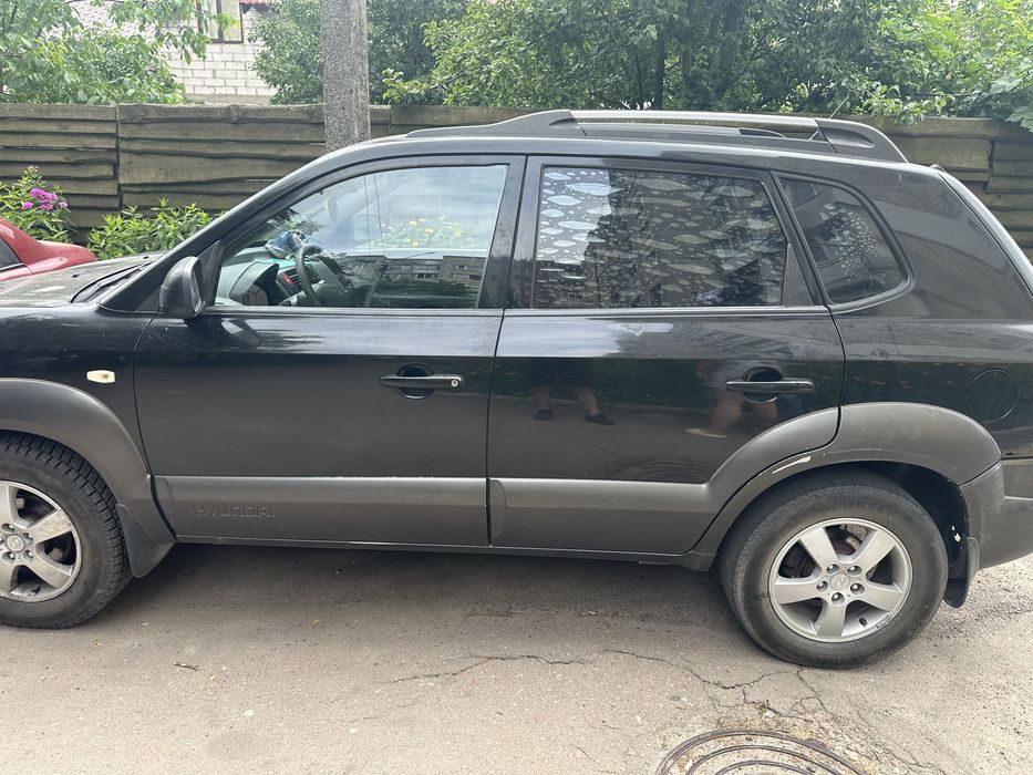 Нерозмитнений Хюндай туксон 2004 року  на ходу 2500$ ціна на пару днів