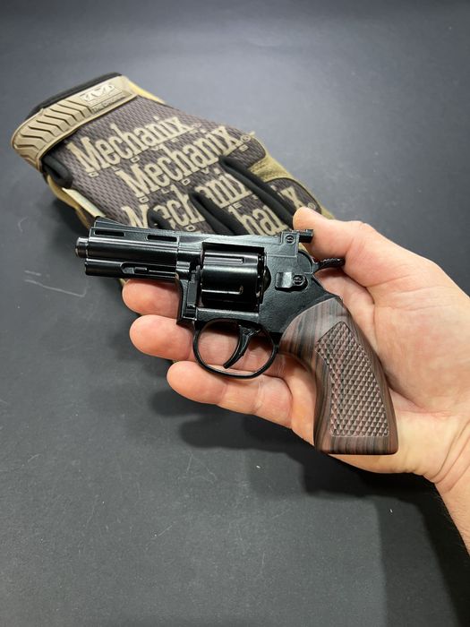 Металевий револьвер на пістонах