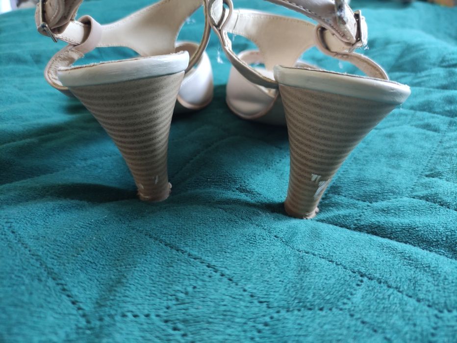 Skórzane sandały na obcasie rozmiar 37