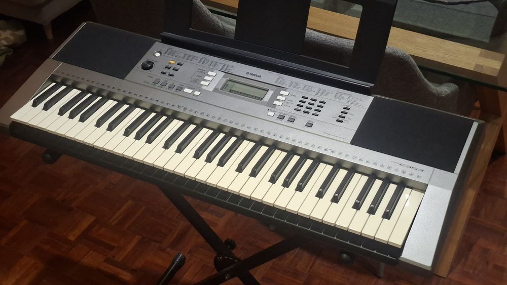 Piano/Teclado Yamaha PSR-E353 com stand