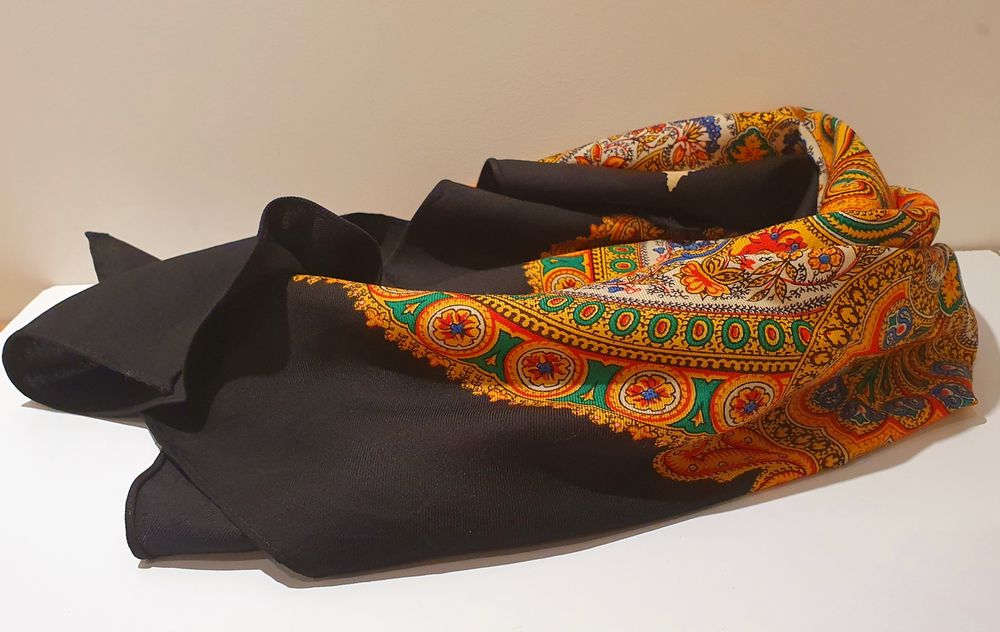 Folklorystyczna chusta w unikatowe wzory