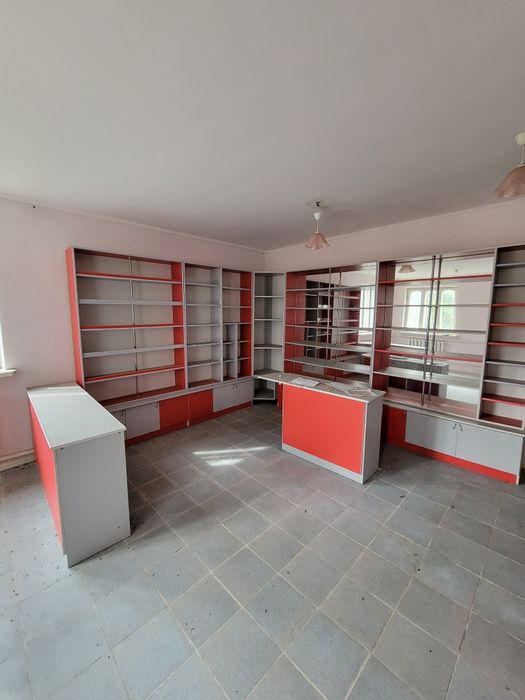 Продам барну стійку та вітрини і стелажі