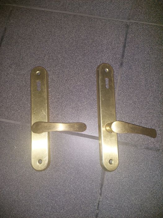 Klamki w kolorze złota