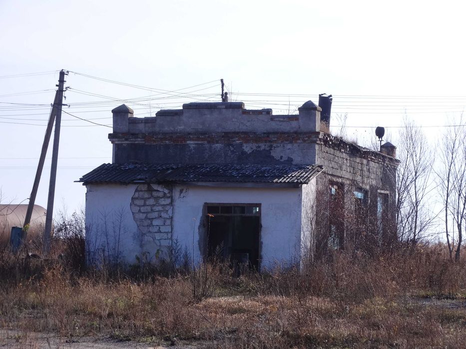 Фасадний майновий комплекс 43,2 м² на ділянці 0,35 га (траса Р-63, с. Лівинці)