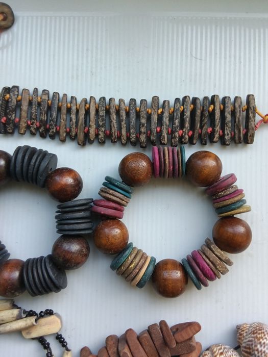 Pulseiras em madeira artesanais