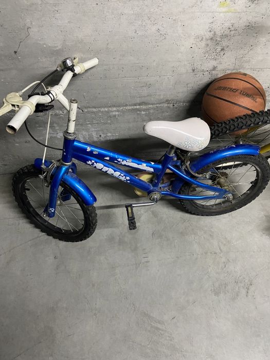 Bicicleta , com opção de colocação de as duas rodas de apoio .