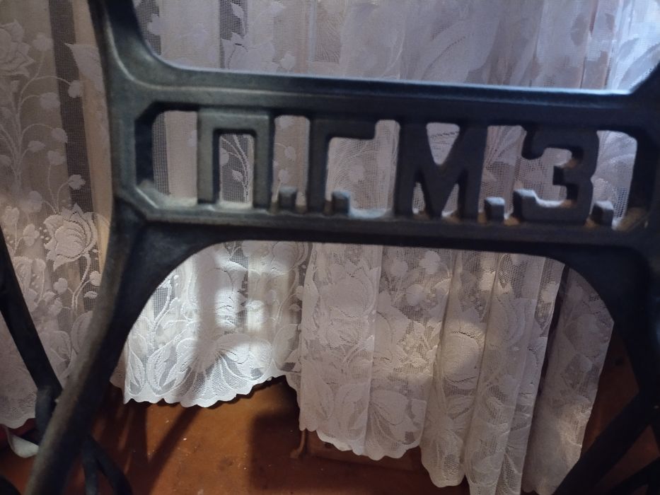 Швейна машинка з ножним приводом