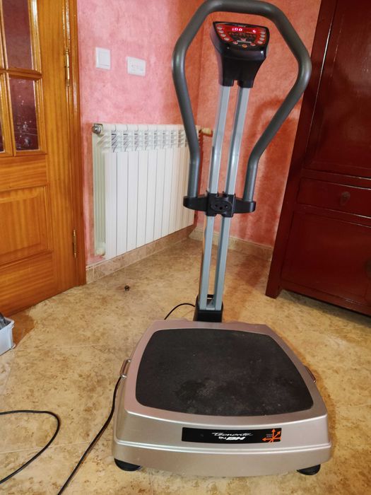 Plataforma vibratória robusta, em bom estado.