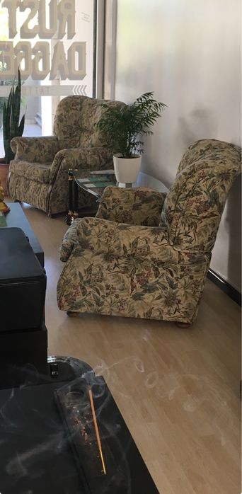 Sofá cama e 2 poltronas antigas com Mogno