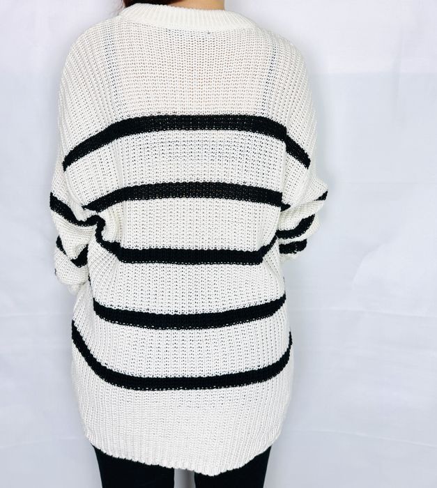 Biały sweter w czarne pasy o luźnym splocie L 40