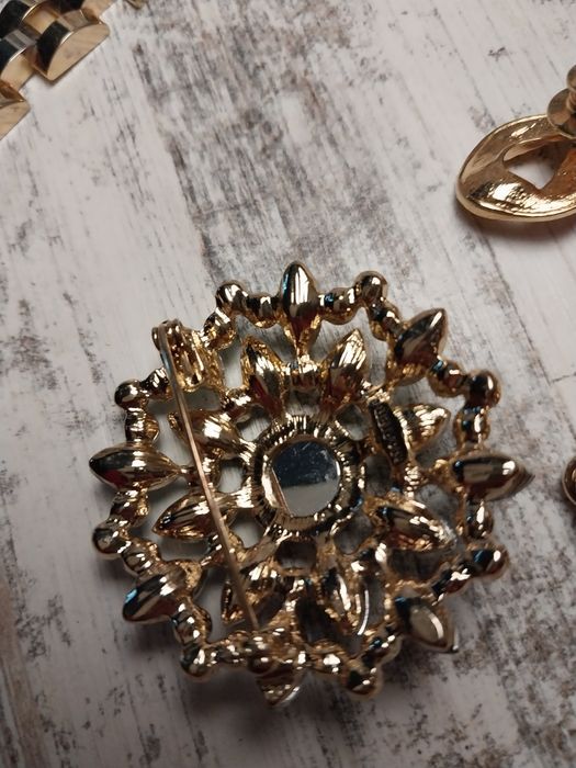 Сет бижутерии. Кулон. Броши