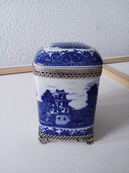 Caixa em Porcelana com aplicações em Prata NOVA