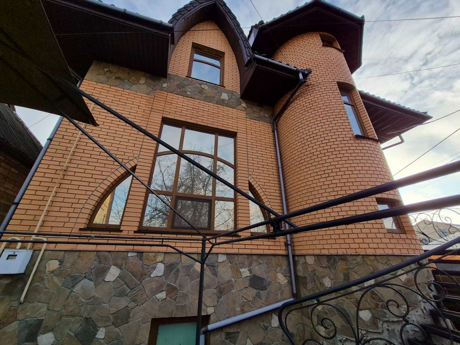Продам добротний будинок 225м2 з ремонтом меблями і технікою, 10 соток