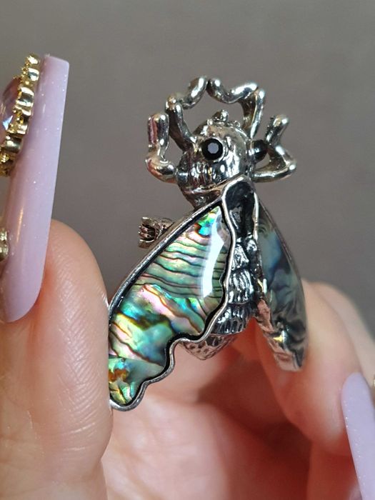 Broche / pregadeira / alfinete ou pendente borboleta traça, com concha