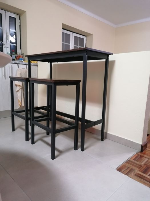 Mesa alta com dois bancos
