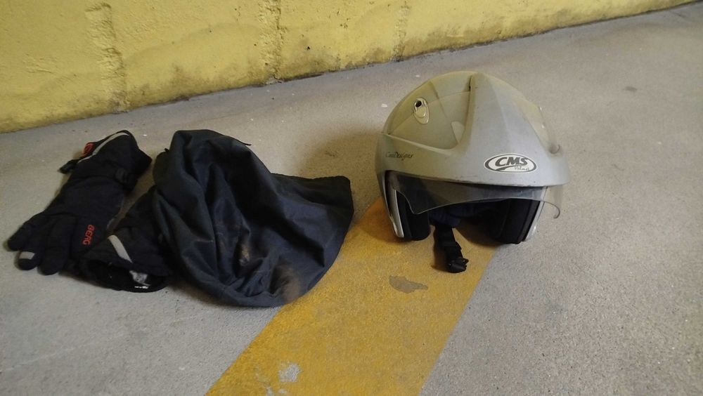 Capacete com saco + luvas usados