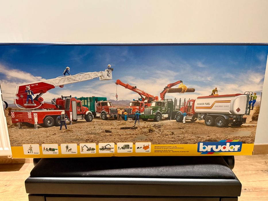 Samochód ciężarowy Mack Bruder do przewozu drzewa + 3 kłody