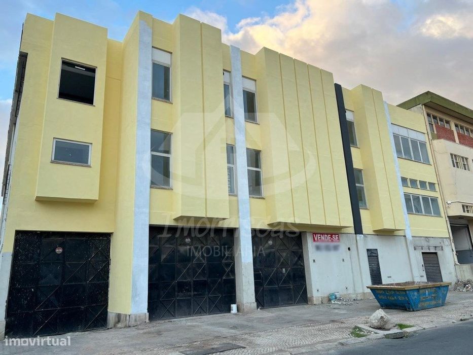 Armazém com 4.830 m², totalmente remodelado, localizado no Prior Velho
