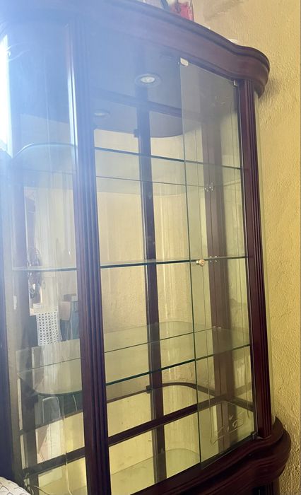 Cristaleira de madeira