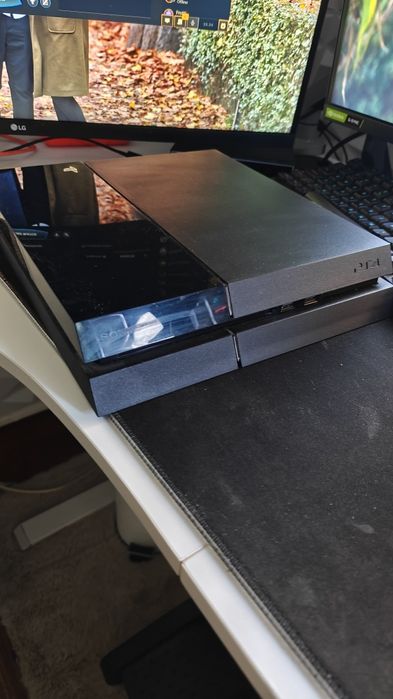 Ps4 com comando vermelho