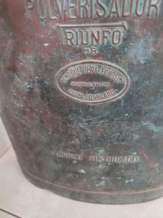 Pulverizador antigo em cobre