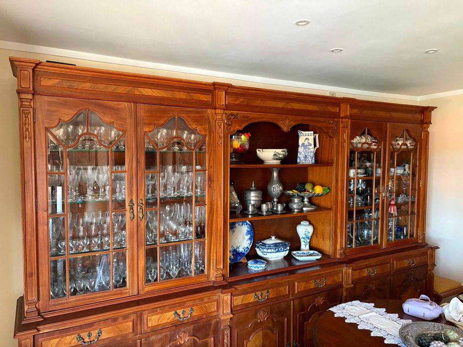 Mobilia casa de jantar mogno