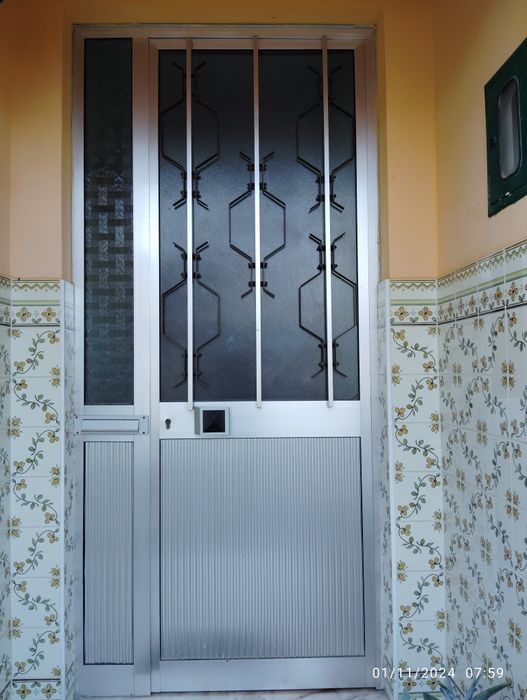 Porta de alumínio usada