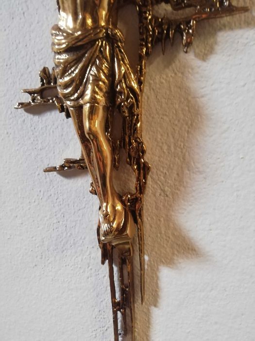 Cruxifixo em latão