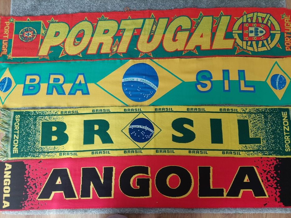 Vários cachecóis de futebol