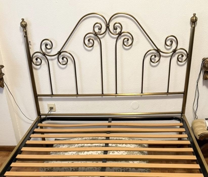 Cama em ferro dourada