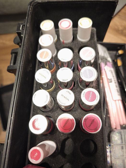 Kufer z akcesoriami do hybrydy