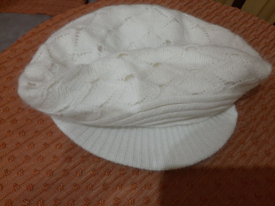 Czapka w kolorze ecri  Nowa.