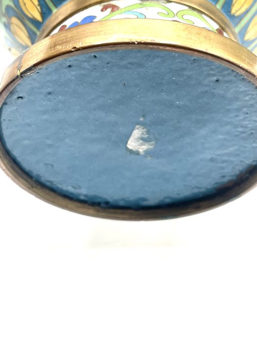 Par de jarras brancas com desenhos cloisonné