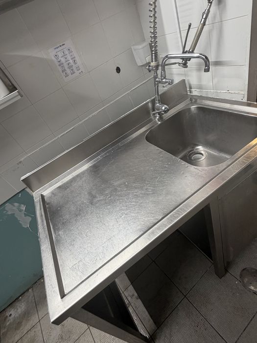 Bancada inox com cuba de lavagem e torneira