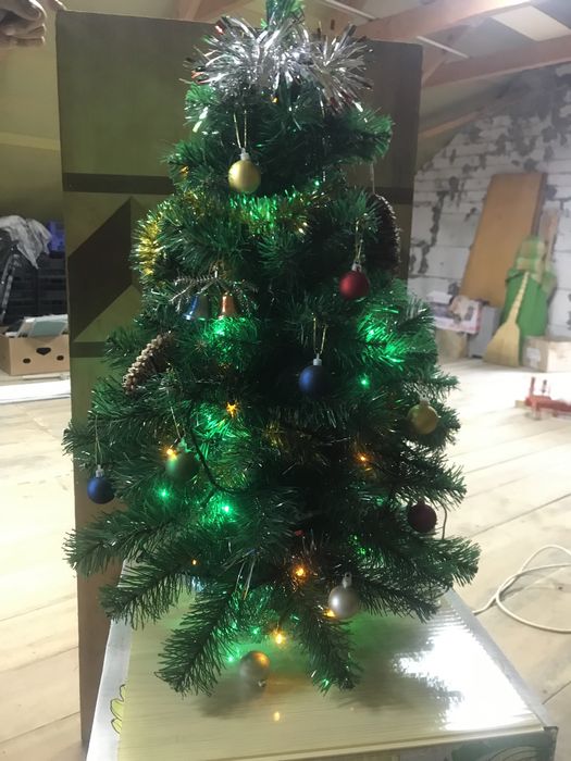 Штучна ялинка з іграшками