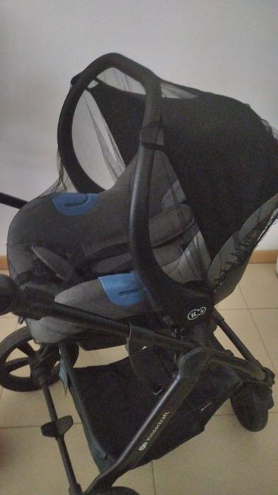 Carrinho de bebé Kinderkraft com ovo e alcofa.