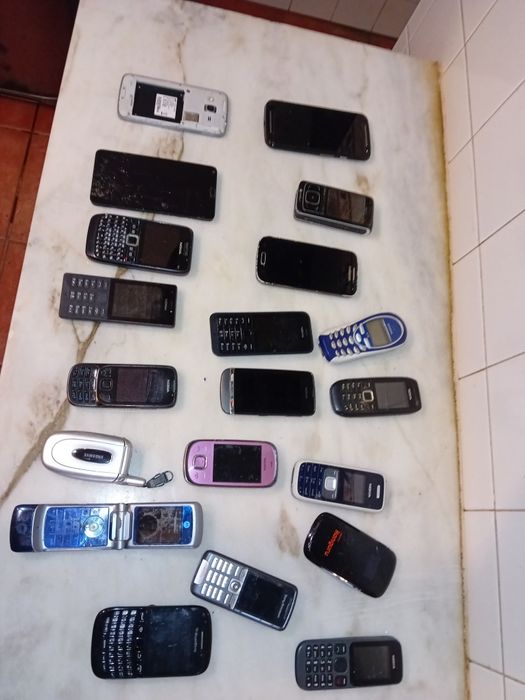 Conjunto de 20 Telemóveis Diversos Peças/Reparação