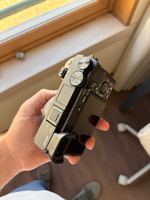 Sony A6400 (corpo) com caixa, 3 baterias e carregador