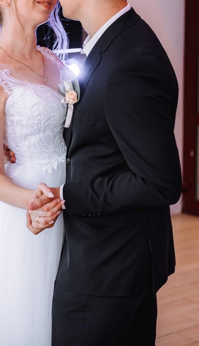 Чоловічий класичний весільний костюм з білою сорочкою Cacharel