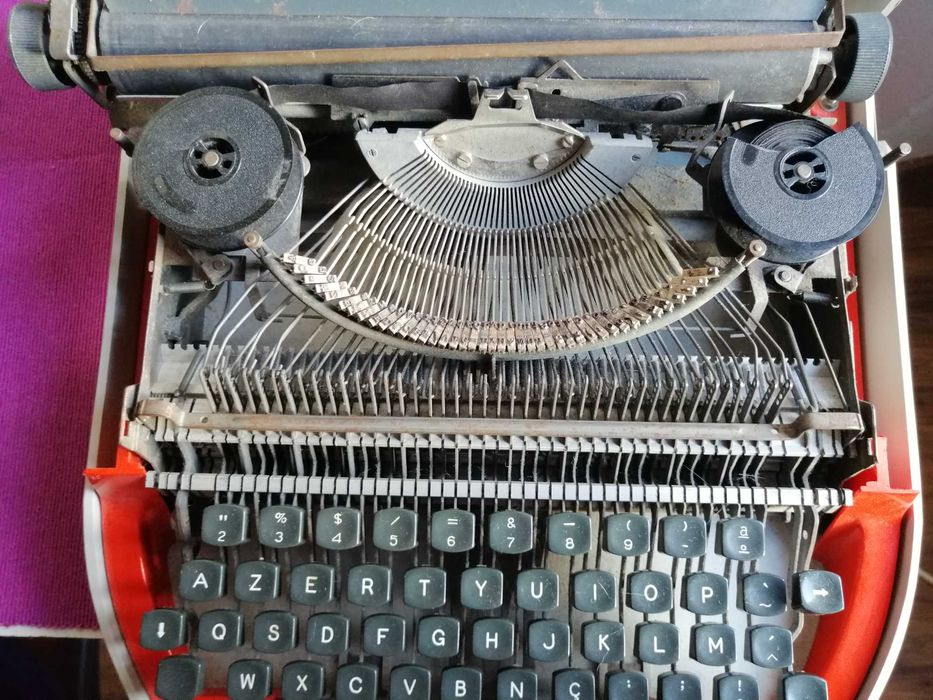 Máquina de escrever antiga, de fita, ainda a funcionar